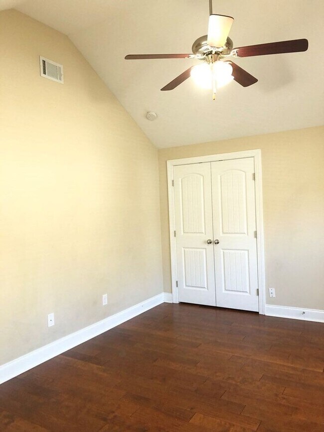 Building Photo - 226 Sandleton Way