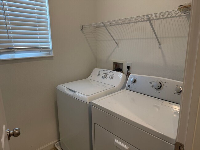 Building Photo - 4 bed 2.5 bath single family