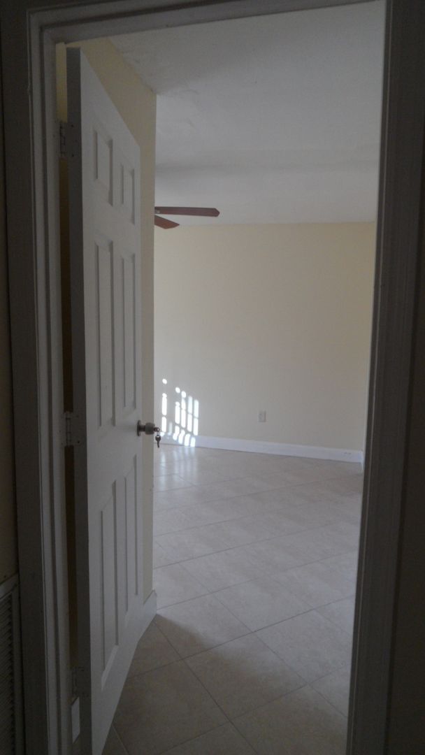 Building Photo - 3BED/2BATH house with Large fenced backyard and split floorplan!