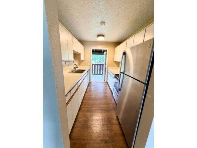 Building Photo - 3 Bedroom Condo in Camelot By The Lake