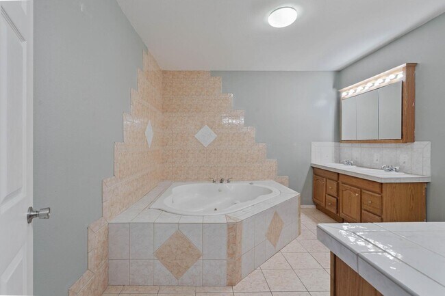 Building Photo - Unique, spacious 4-bdrm/3-bath Craftsman w/ lots of character. Bonus room, near Alberta District!