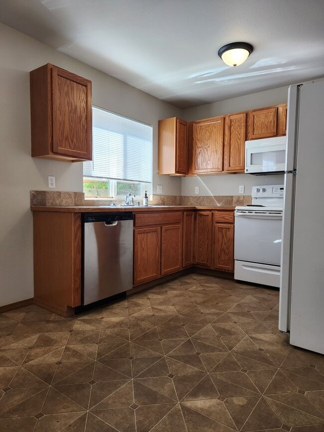 Building Photo - Cozy 3 Bedroom House!!! Ready For New Tena...