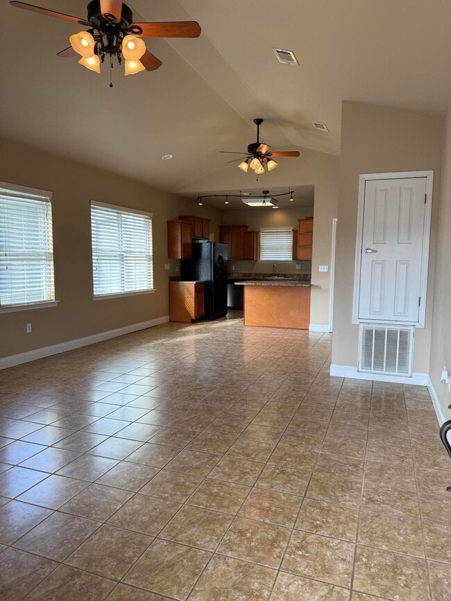 Building Photo - 129 Daisy Ln