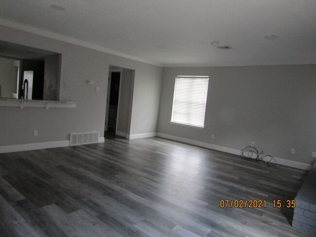 Building Photo - $200.00 off full month's rent...MACARTHUR ...