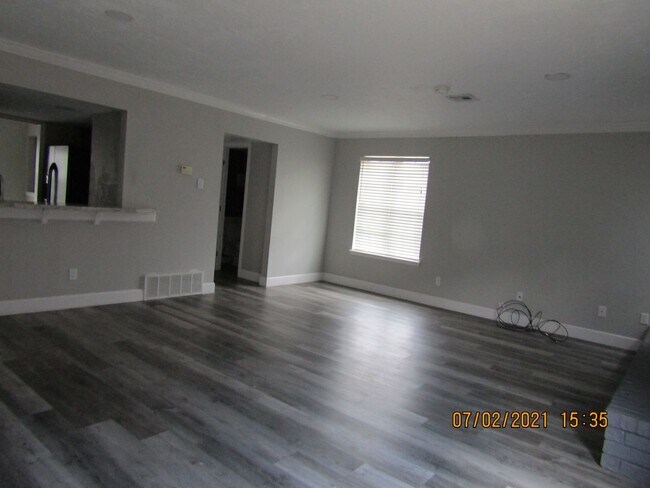 Building Photo - MACARTHUR AREA!! PETS NEGOTIABLE WITH OWNE...