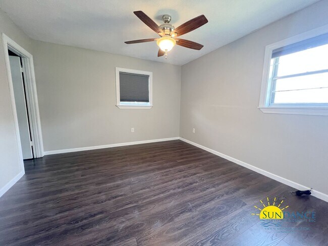 Building Photo - Beautiful 3 bedroom home that is centrally...