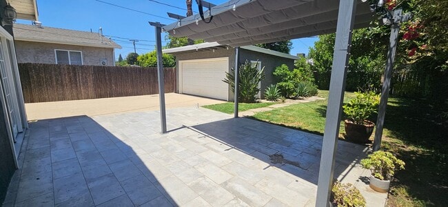 Building Photo - 2 Bed / 1 Bath Home with Gorgeous Backyard...
