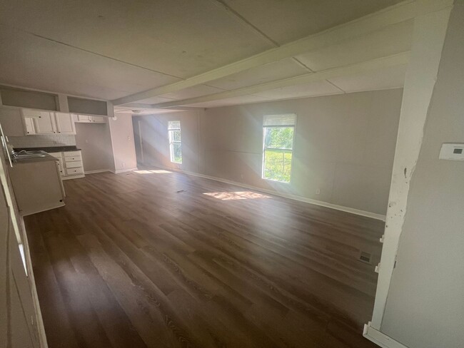 Building Photo - Large 2 br 2bath