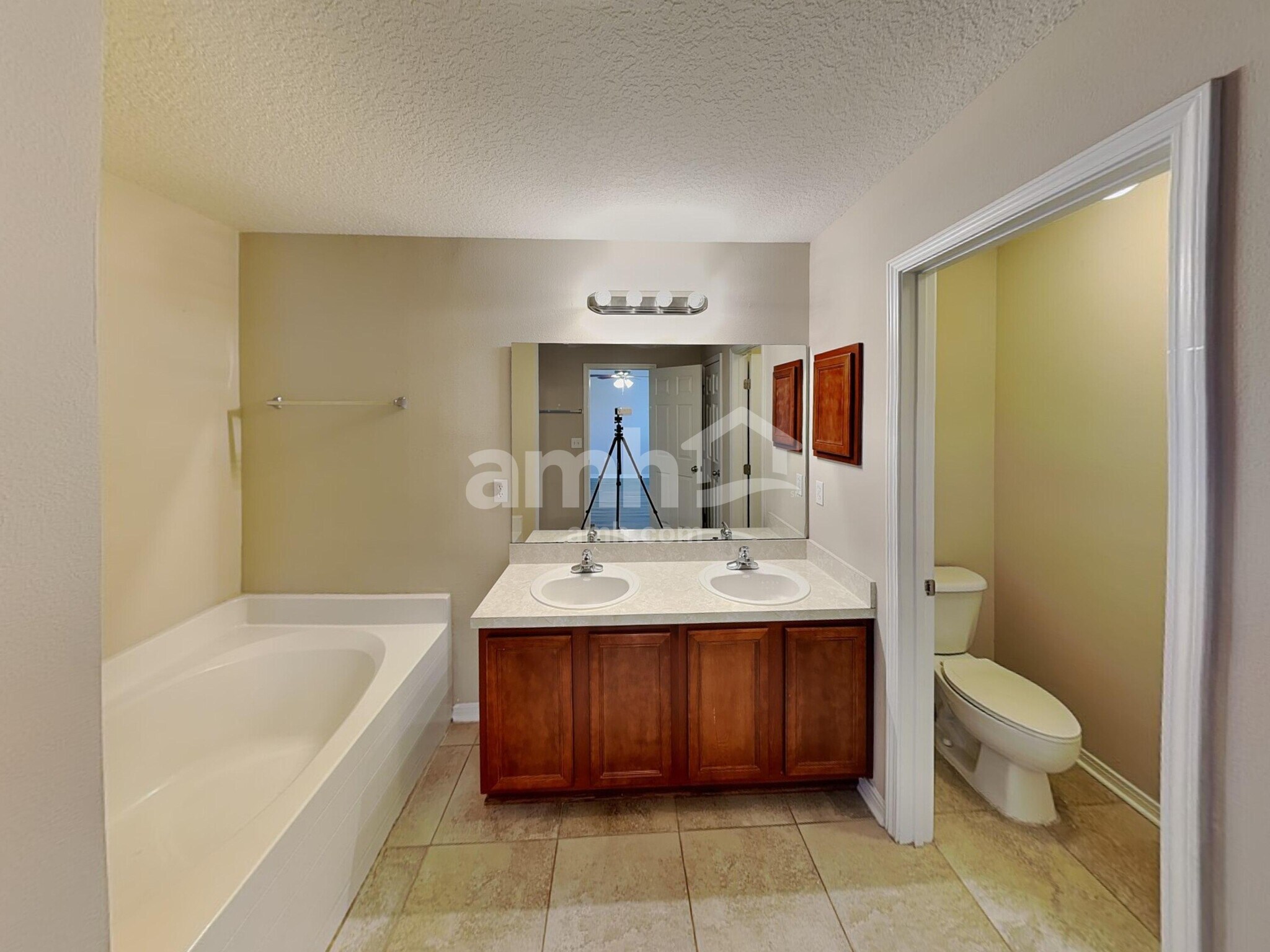 Building Photo - 2531 Fox Hill Ln