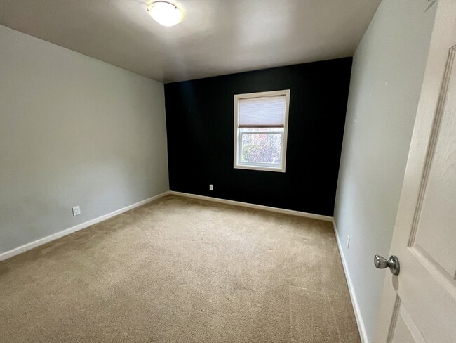 Building Photo - Great Home Close to CFD!