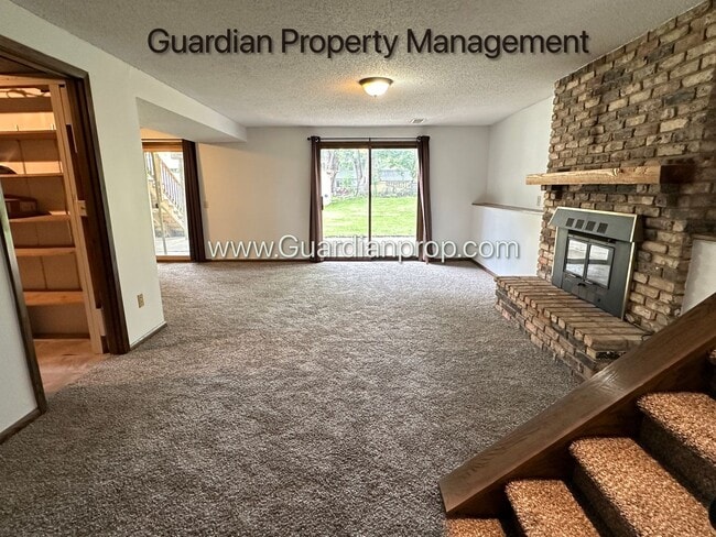 Building Photo - Crystal Single Family Home, Large Fenced Back Yard, 2 Car Garage, Dishwasher, Available Sept 1st