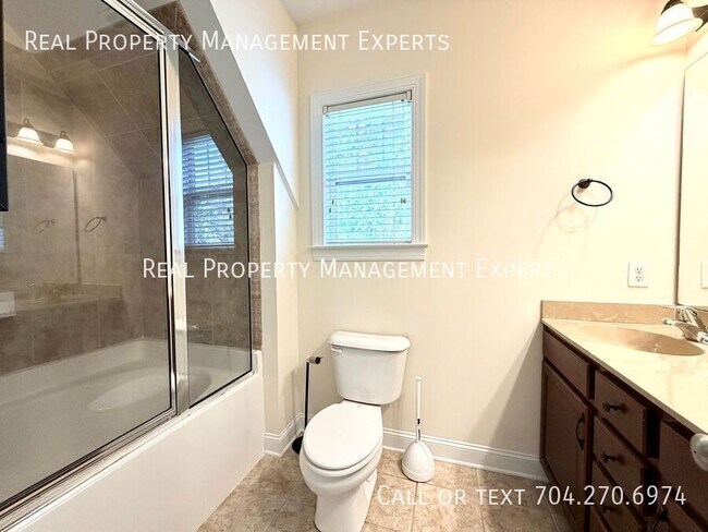 Building Photo - 319 Woodvale Pl