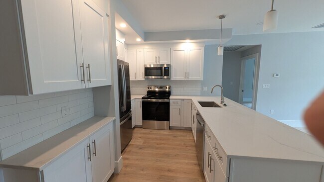 Building Photo - 128 Kenrick St