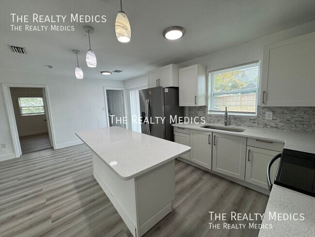 Building Photo - 1150 Overlook Terrace