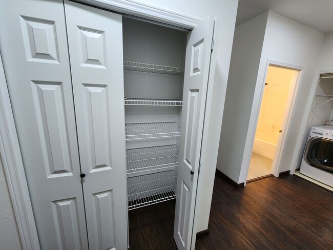 Building Photo - Renovated 3 Bedroom Condo