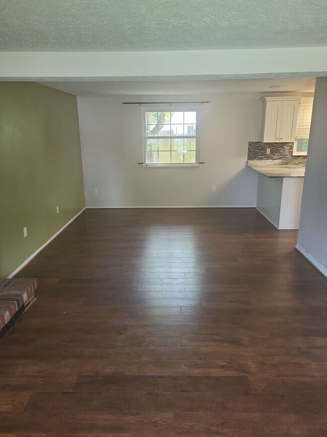 Building Photo - 916 Chatsworth Dr