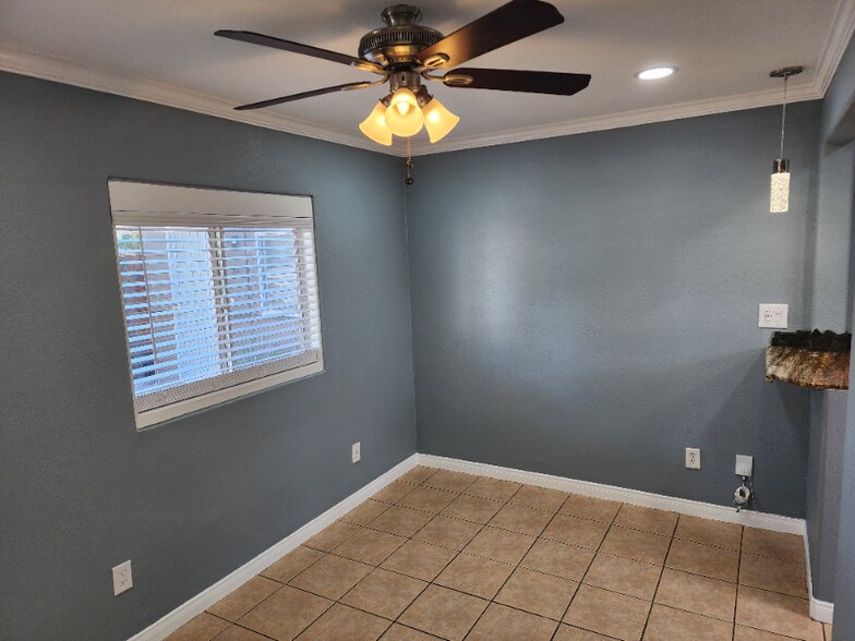 Building Photo - 717 S Pine St