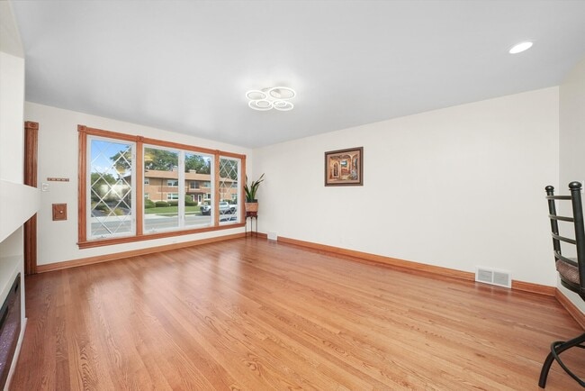 Building Photo - 1412 Balmoral Ave