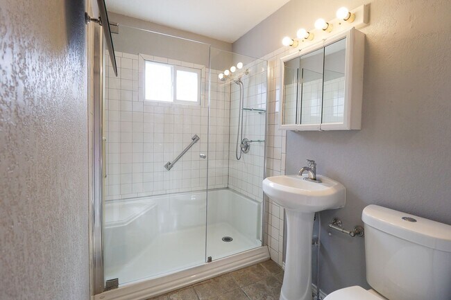 Building Photo - AVAILABLE NOW | VOUCHERS WELCOMED | 4 Bed | 2 Bath | West Tulsa