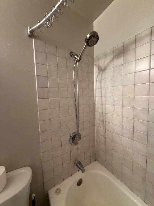 Building Photo - 3 bedroom 1 bath duplex