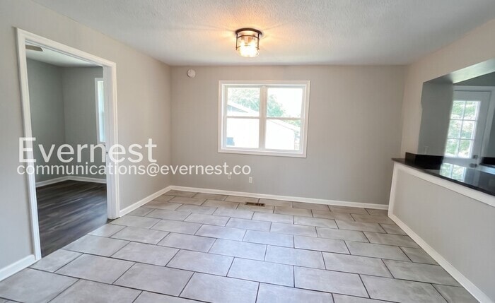 Building Photo - 3217 Plaza Cir