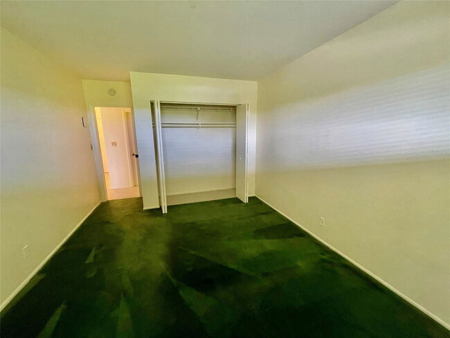 Building Photo - 1350 E Sample Rd