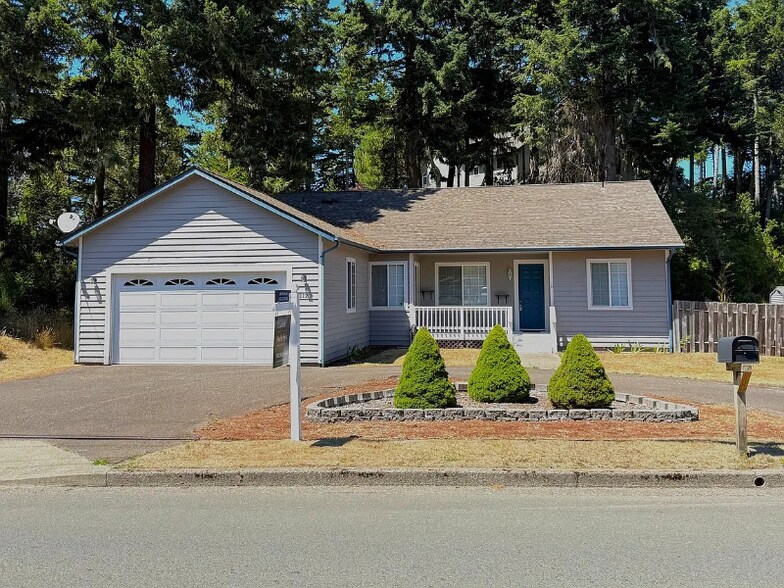Primary Photo - 1120 Lakeshore Dr