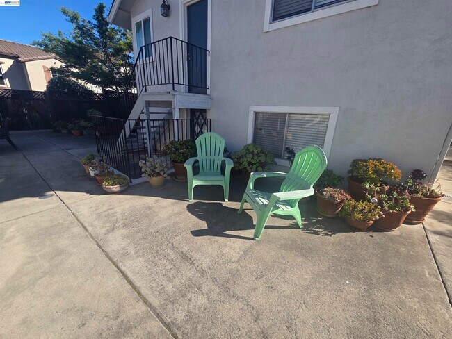 Building Photo - 3851 Vineyard Ave