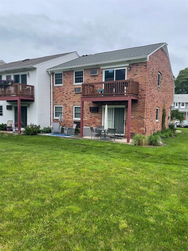 Building Photo - 451 Village Dr