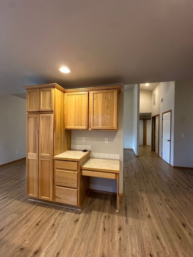 Building Photo - Lovely SE Single Story 3 Bedroom Home with Office!