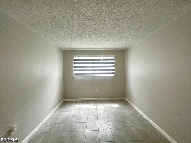 Building Photo - 4906 Victoria Dr