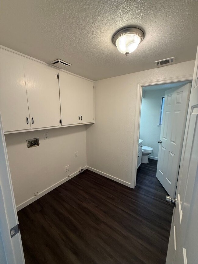 Building Photo - Remodeled Home: 4 Bd/ 2.5 Bath Two Story!