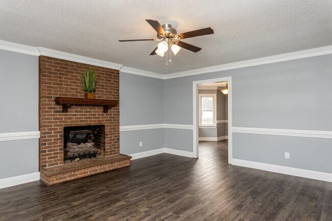 Building Photo - 1719 Centre St W