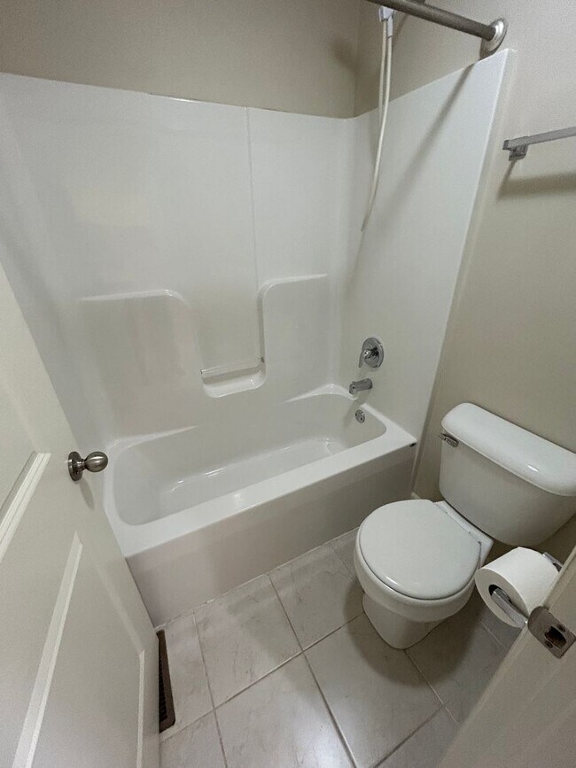 Building Photo - Beautiful, spacious, 4 bedroom, 3 bath tow...