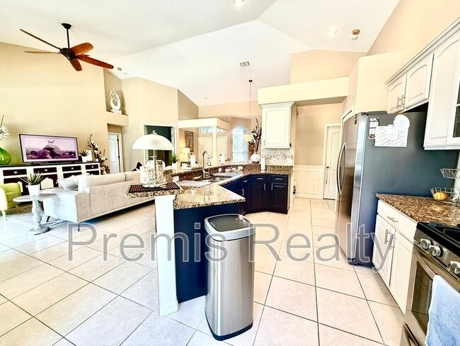 Building Photo - 431 Denise St