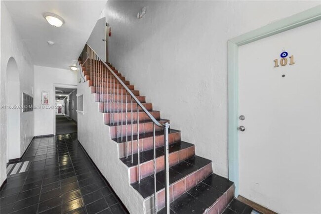 Building Photo - Charming 2BR Townhome in Miami Beach