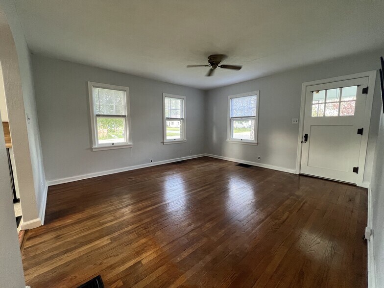 Building Photo - 2021 N Maplewood Ave
