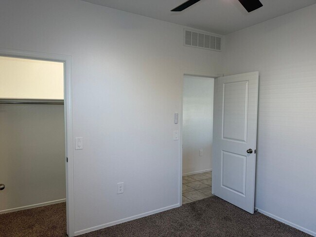 Building Photo - 9427 E Alfalfa Dr