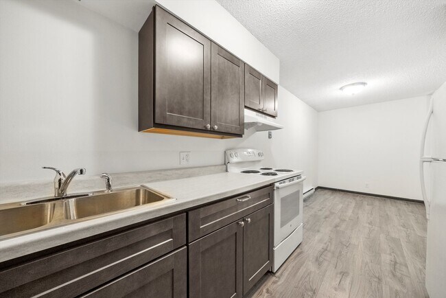 Building Photo - 609 E 3rd St