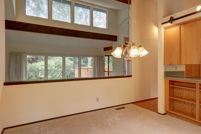 Building Photo - Spacious 4BR 2.75BA Tri-level home in quie...