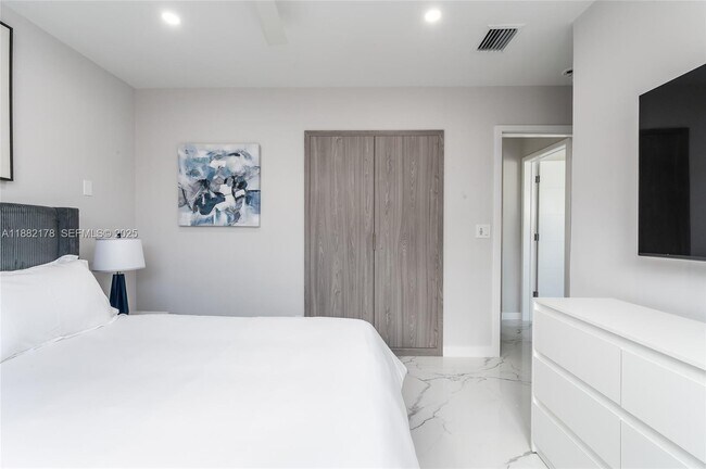 Building Photo - 21230 NE 25th Ct