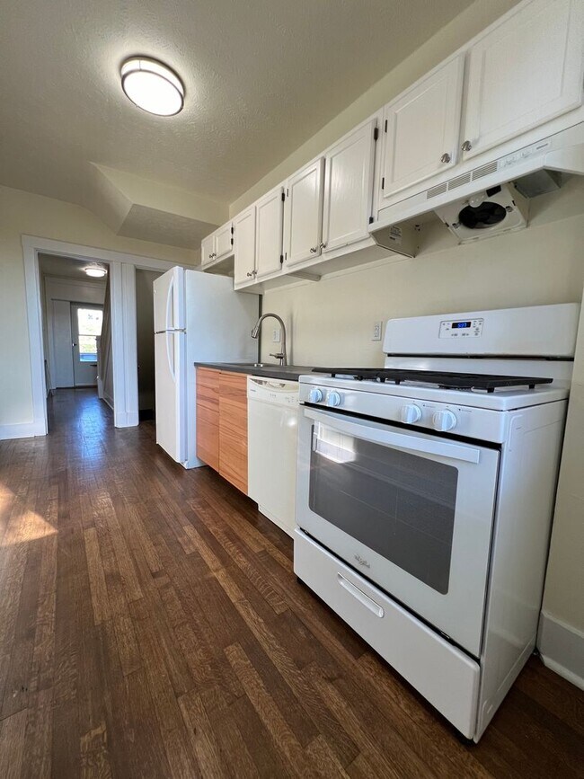 Building Photo - Now showing 2BR 1 Bath Townhouse!