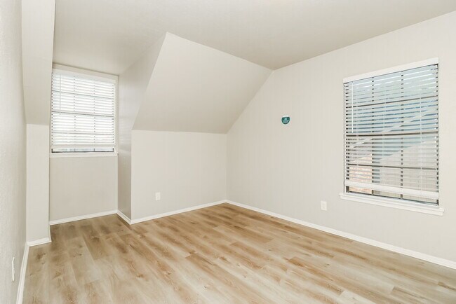 Building Photo - 1217 Greenbriar Ln