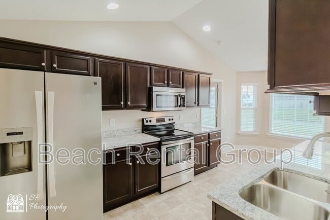 Building Photo - 246 Macarthur Dr