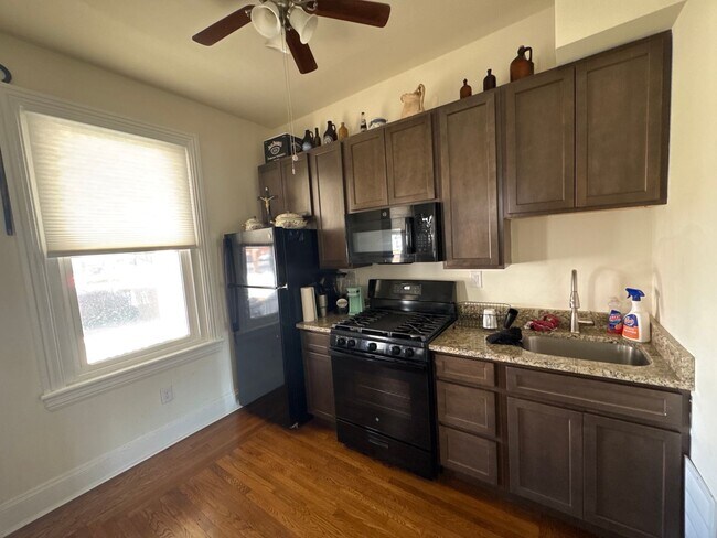 Building Photo - 322 E Broad St