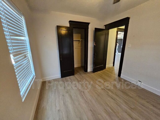 Building Photo - 908 S Sinclair Ave