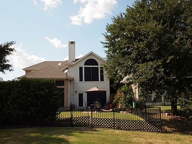 Building Photo - Great Irving Location!