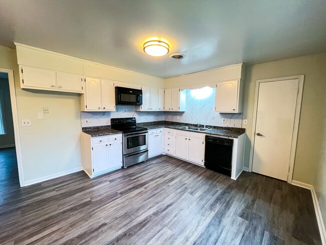 Building Photo - Cozy 3 Bedroom, 1 1/2 Bathroom Near Downto...