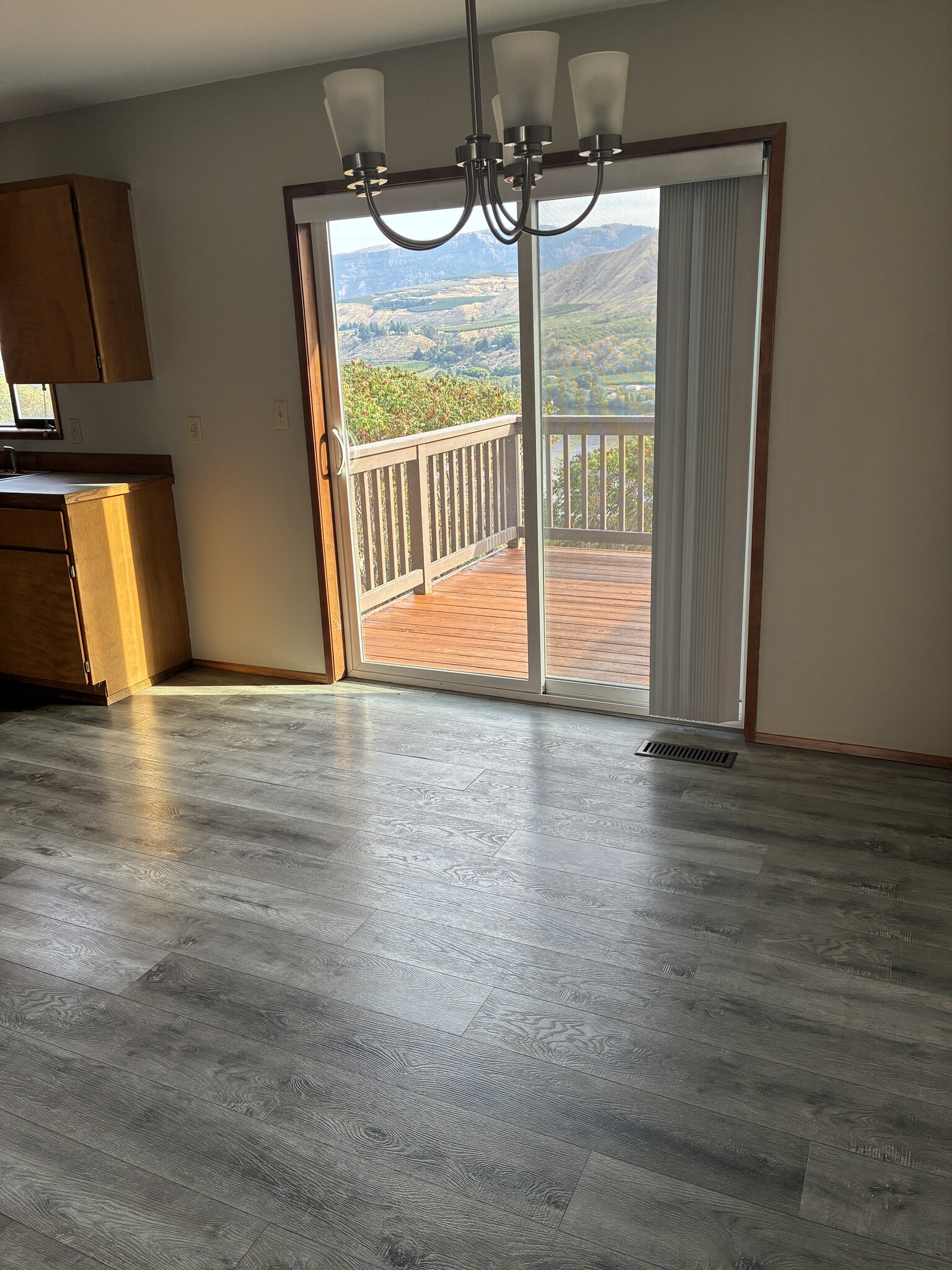 Building Photo - 994 Highline Dr