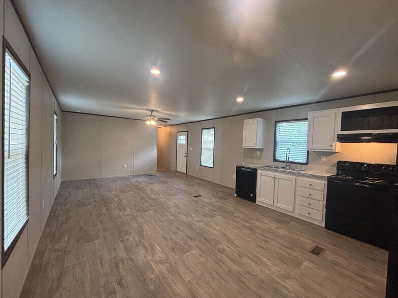 Building Photo - 203 Linda St